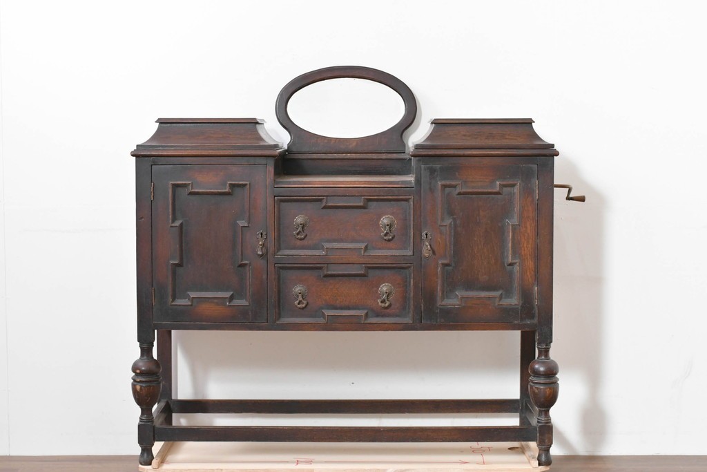 イギリスアンティーク　オーク材　Dulcetto(ダルセット)　蓄音機内蔵のミラーバックサイドボード　(R-086338)