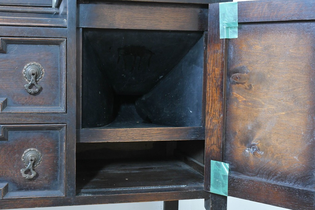 イギリスアンティーク　オーク材　Dulcetto(ダルセット)　蓄音機内蔵のミラーバックサイドボード　(R-086338)