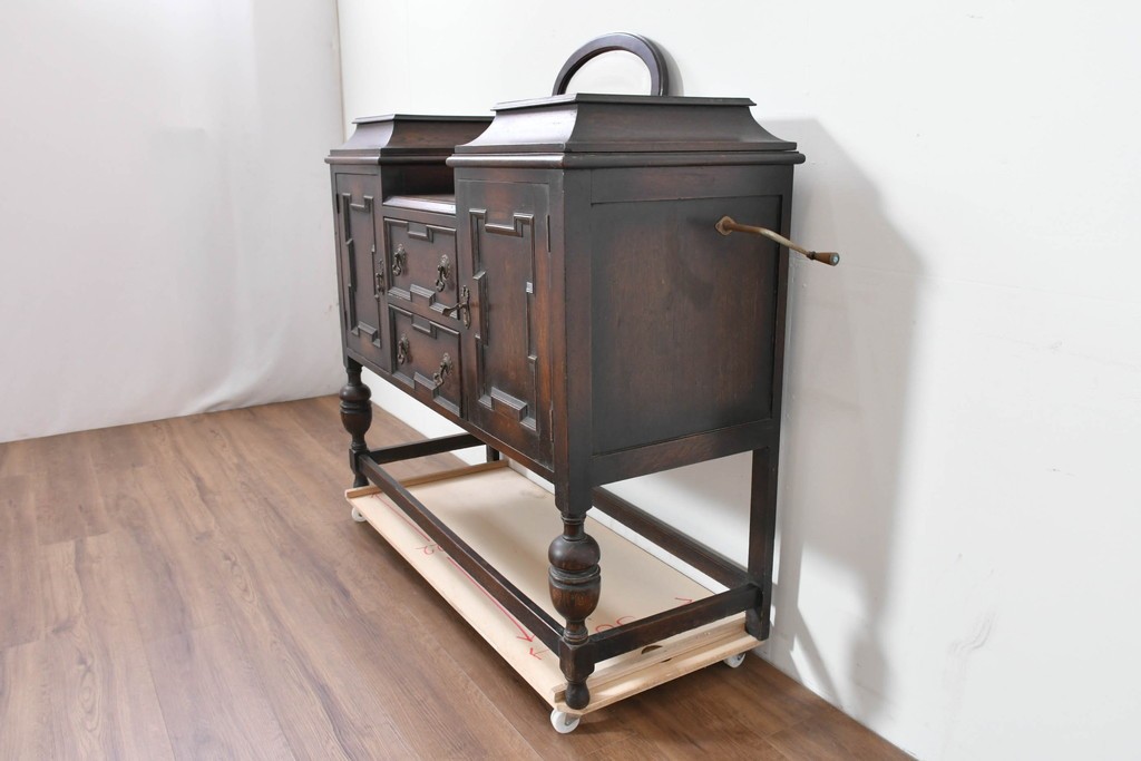 イギリスアンティーク　オーク材　Dulcetto(ダルセット)　蓄音機内蔵のミラーバックサイドボード　(R-086338)