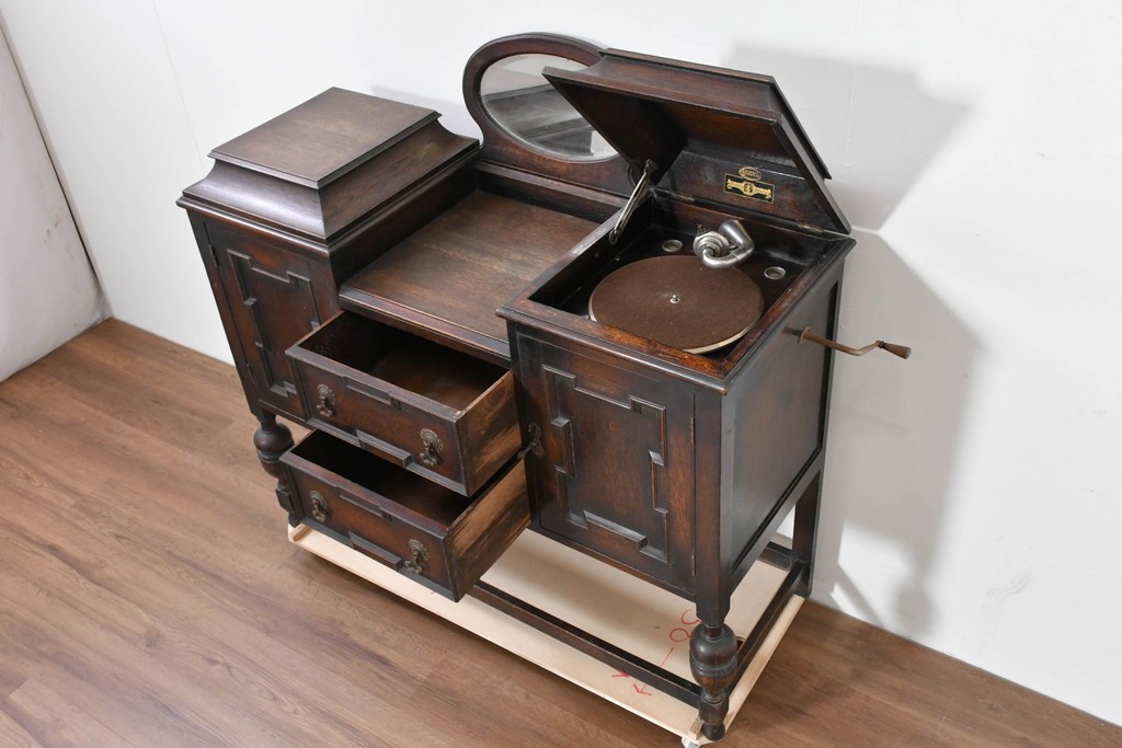 イギリスアンティーク　オーク材　Dulcetto(ダルセット)　蓄音機内蔵のミラーバックサイドボード　(R-086338)