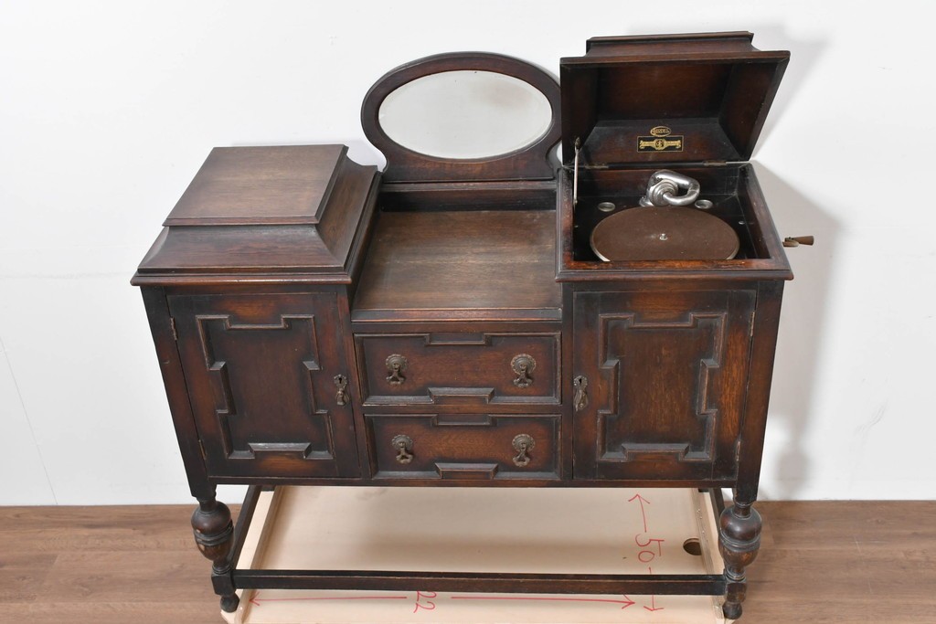 イギリスアンティーク　オーク材　Dulcetto(ダルセット)　蓄音機内蔵のミラーバックサイドボード　(R-086338)