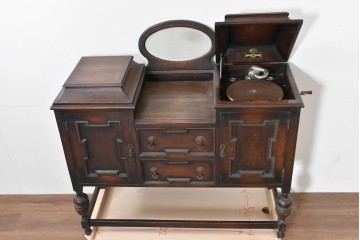 イギリスアンティーク　オーク材　Dulcetto(ダルセット)　蓄音機内蔵のミラーバックサイドボード　(R-086338)