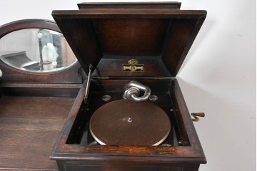 イギリスアンティーク　オーク材　Dulcetto(ダルセット)　蓄音機内蔵のミラーバックサイドボード　(R-086338)