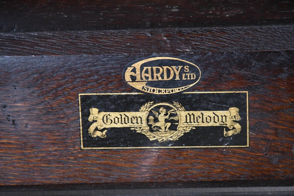 イギリスアンティーク　オーク材　Dulcetto(ダルセット)　蓄音機内蔵のミラーバックサイドボード　(R-086338)