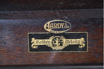 イギリスアンティーク　オーク材　Dulcetto(ダルセット)　蓄音機内蔵のミラーバックサイドボード　(R-086338)