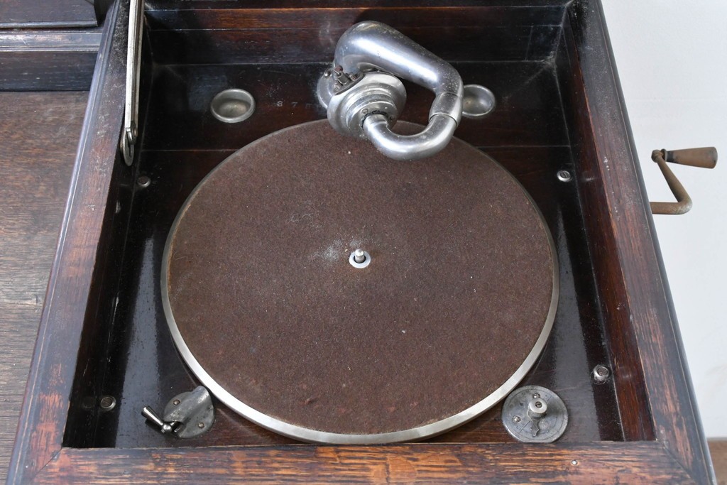 イギリスアンティーク　オーク材　Dulcetto(ダルセット)　蓄音機内蔵のミラーバックサイドボード　(R-086338)