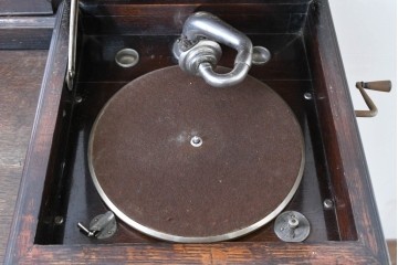 イギリスアンティーク　オーク材　Dulcetto(ダルセット)　蓄音機内蔵のミラーバックサイドボード　(R-086338)