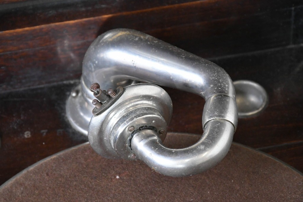 イギリスアンティーク　オーク材　Dulcetto(ダルセット)　蓄音機内蔵のミラーバックサイドボード　(R-086338)