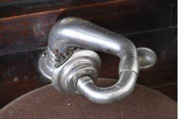 イギリスアンティーク　オーク材　Dulcetto(ダルセット)　蓄音機内蔵のミラーバックサイドボード　(R-086338)