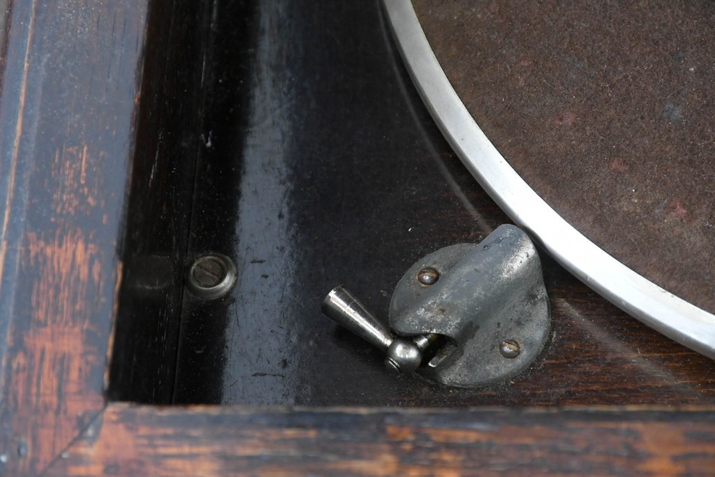 イギリスアンティーク　オーク材　Dulcetto(ダルセット)　蓄音機内蔵のミラーバックサイドボード　(R-086338)