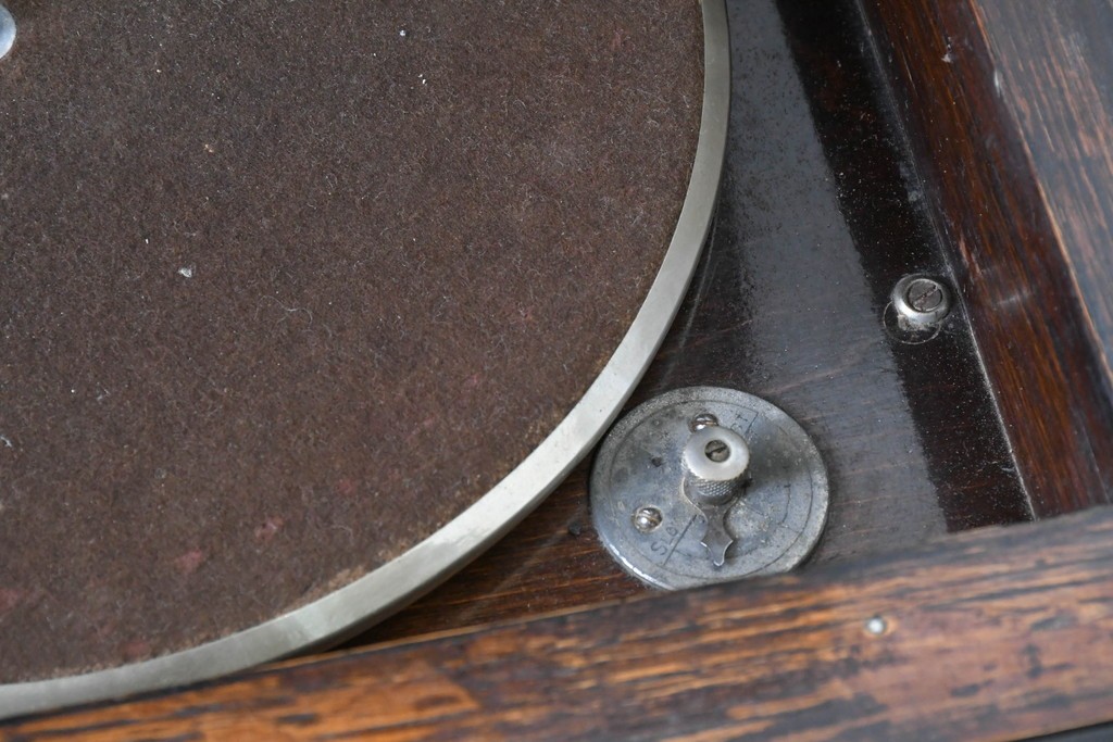 イギリスアンティーク　オーク材　Dulcetto(ダルセット)　蓄音機内蔵のミラーバックサイドボード　(R-086338)