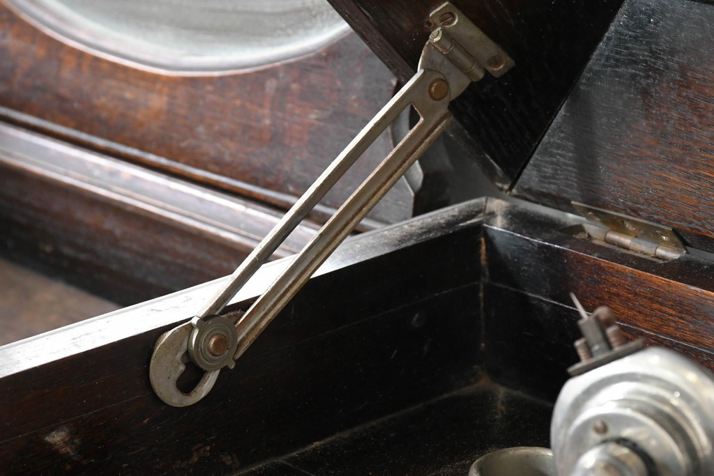 イギリスアンティーク　オーク材　Dulcetto(ダルセット)　蓄音機内蔵のミラーバックサイドボード　(R-086338)