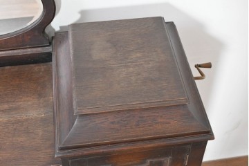 イギリスアンティーク　オーク材　Dulcetto(ダルセット)　蓄音機内蔵のミラーバックサイドボード　(R-086338)