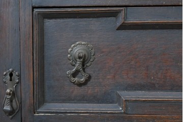 イギリスアンティーク　オーク材　Dulcetto(ダルセット)　蓄音機内蔵のミラーバックサイドボード　(R-086338)