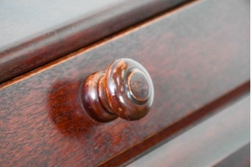 中古　美品　国産職人手作り　樺(カバ)材　深みのある赤褐色の木色が美しいライティングビューロー　(R-086339)