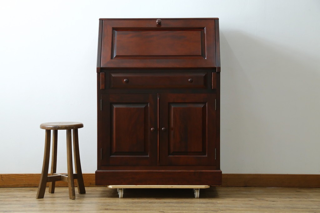 中古　美品　国産職人手作り　樺(カバ)材　深みのある赤褐色の木色が美しいライティングビューロー　(R-086339)