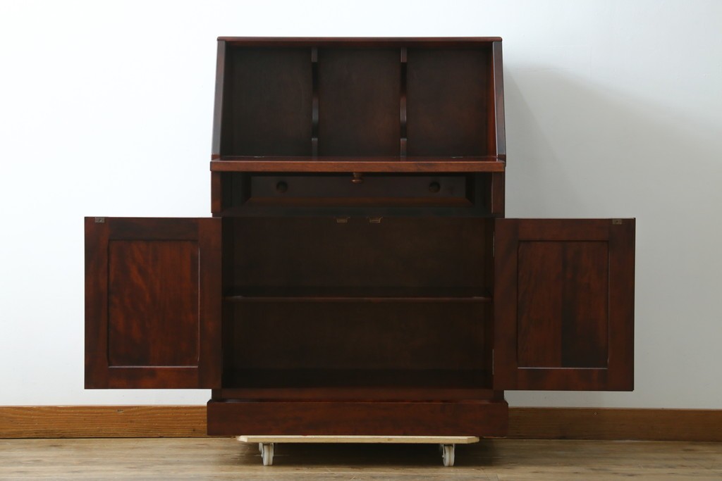 中古　美品　国産職人手作り　樺(カバ)材　深みのある赤褐色の木色が美しいライティングビューロー　(R-086339)