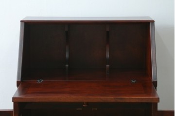 中古　美品　国産職人手作り　樺(カバ)材　深みのある赤褐色の木色が美しいライティングビューロー　(R-086339)