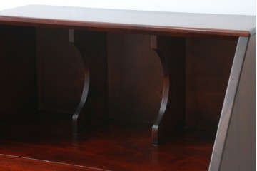 中古　美品　国産職人手作り　樺(カバ)材　深みのある赤褐色の木色が美しいライティングビューロー　(R-086339)