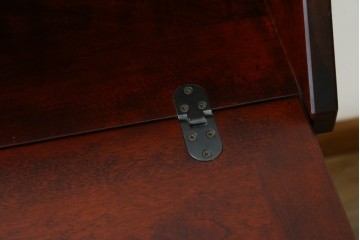 中古　美品　国産職人手作り　樺(カバ)材　深みのある赤褐色の木色が美しいライティングビューロー　(R-086339)