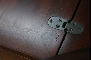 中古　美品　国産職人手作り　樺(カバ)材　深みのある赤褐色の木色が美しいライティングビューロー　(R-086339)