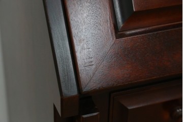 中古　美品　国産職人手作り　樺(カバ)材　深みのある赤褐色の木色が美しいライティングビューロー　(R-086339)
