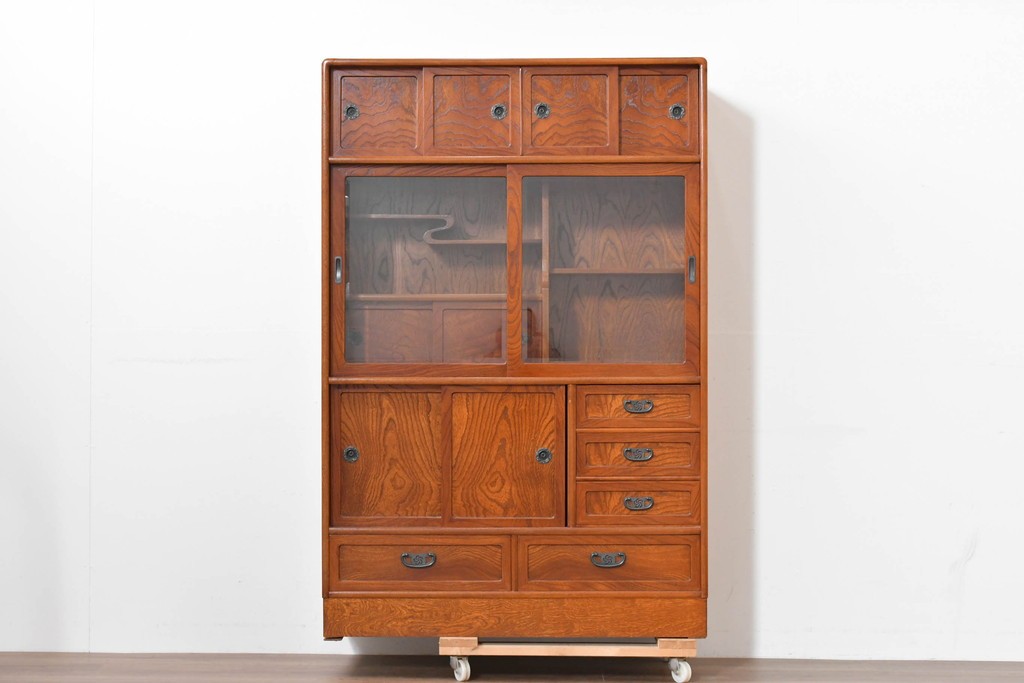 中古　美品　国産職人手作り　欅(ケヤキ)材　力強く美しい木目の茶箪笥　(R-086341)