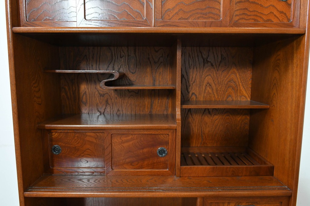 中古　美品　国産職人手作り　欅(ケヤキ)材　力強く美しい木目の茶箪笥　(R-086341)