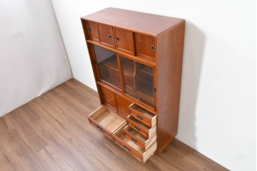 中古　美品　国産職人手作り　欅(ケヤキ)材　力強く美しい木目の茶箪笥　(R-086341)