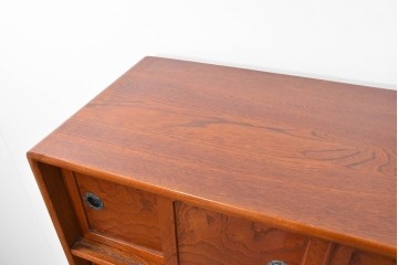 中古　美品　国産職人手作り　欅(ケヤキ)材　力強く美しい木目の茶箪笥　(R-086341)