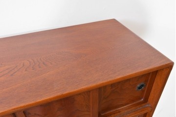 中古　美品　国産職人手作り　欅(ケヤキ)材　力強く美しい木目の茶箪笥　(R-086341)