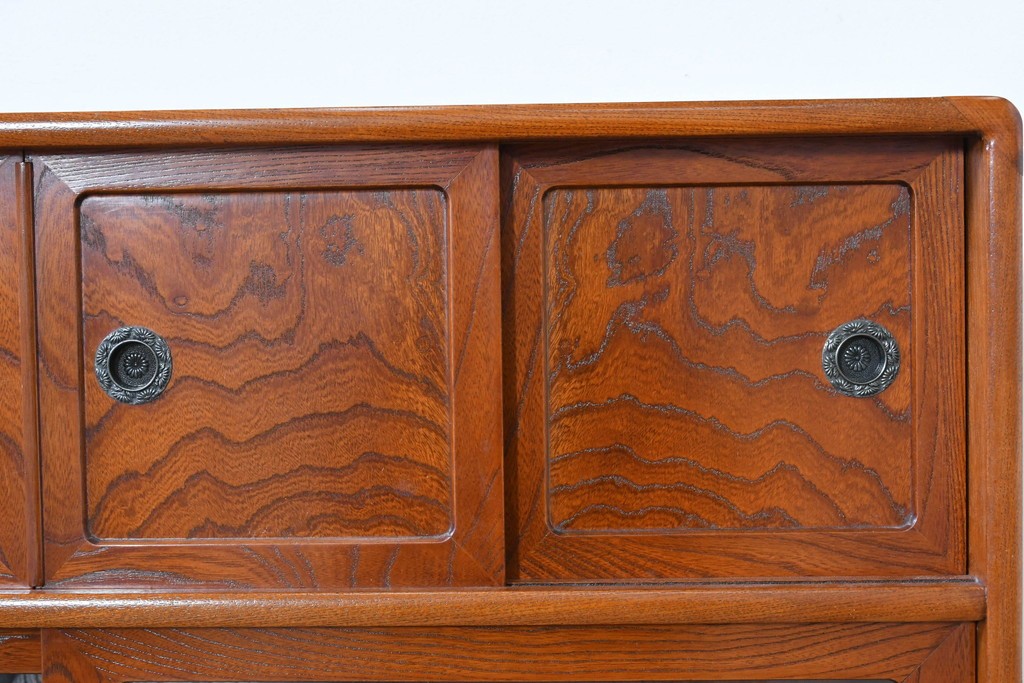 中古　美品　国産職人手作り　欅(ケヤキ)材　力強く美しい木目の茶箪笥　(R-086341)