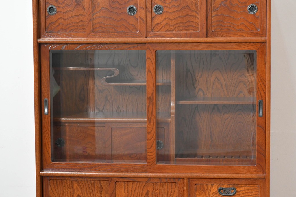 中古　美品　国産職人手作り　欅(ケヤキ)材　力強く美しい木目の茶箪笥　(R-086341)