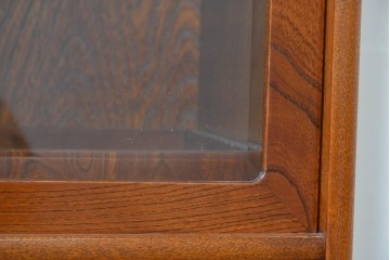 中古　美品　国産職人手作り　欅(ケヤキ)材　力強く美しい木目の茶箪笥　(R-086341)