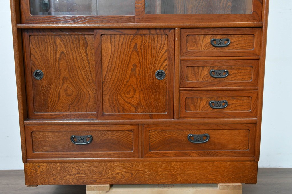 中古　美品　国産職人手作り　欅(ケヤキ)材　力強く美しい木目の茶箪笥　(R-086341)