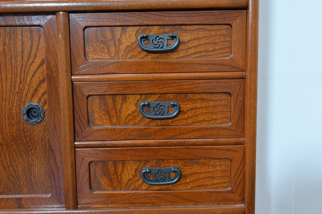 中古　美品　国産職人手作り　欅(ケヤキ)材　力強く美しい木目の茶箪笥　(R-086341)