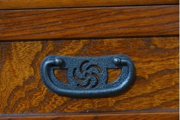 中古　美品　国産職人手作り　欅(ケヤキ)材　力強く美しい木目の茶箪笥　(R-086341)