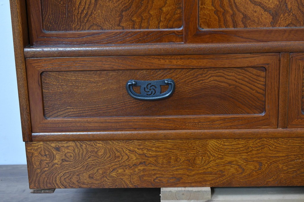 中古　美品　国産職人手作り　欅(ケヤキ)材　力強く美しい木目の茶箪笥　(R-086341)