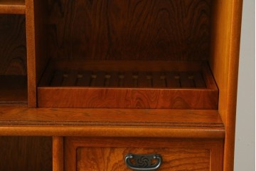 中古　美品　国産職人手作り　欅(ケヤキ)材　力強く美しい木目の茶箪笥　(R-086341)