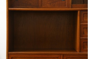 中古　美品　国産職人手作り　欅(ケヤキ)材　力強く美しい木目の茶箪笥　(R-086341)