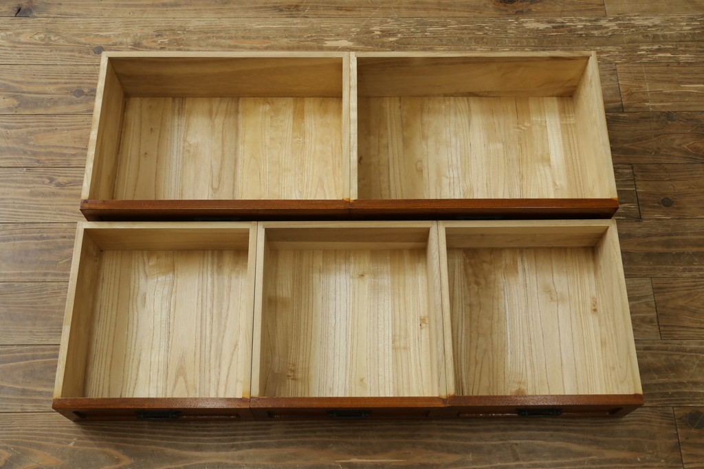 中古　美品　国産職人手作り　欅(ケヤキ)材　力強く美しい木目の茶箪笥　(R-086341)