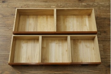 中古　美品　国産職人手作り　欅(ケヤキ)材　力強く美しい木目の茶箪笥　(R-086341)
