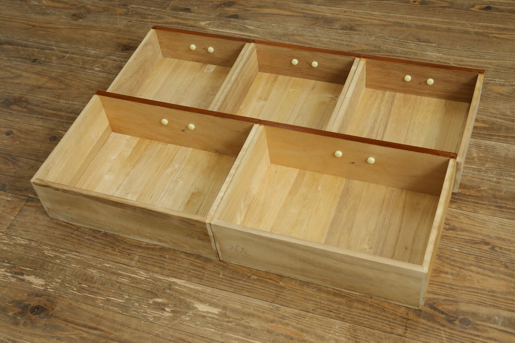 中古　美品　国産職人手作り　欅(ケヤキ)材　力強く美しい木目の茶箪笥　(R-086341)