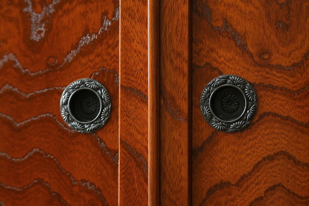 中古　美品　国産職人手作り　欅(ケヤキ)材　力強く美しい木目の茶箪笥　(R-086341)