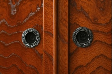 中古　美品　国産職人手作り　欅(ケヤキ)材　力強く美しい木目の茶箪笥　(R-086341)