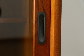 中古　美品　国産職人手作り　欅(ケヤキ)材　力強く美しい木目の茶箪笥　(R-086341)
