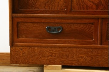 中古　美品　国産職人手作り　欅(ケヤキ)材　力強く美しい木目の茶箪笥　(R-086341)