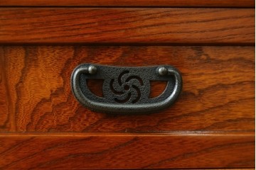 中古　美品　国産職人手作り　欅(ケヤキ)材　力強く美しい木目の茶箪笥　(R-086341)