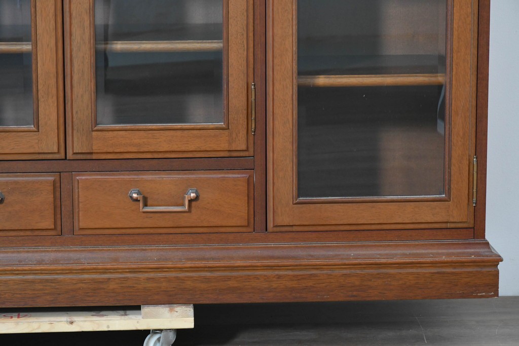 中古　美品　希少な廃番品　maruni(マルニ木工)　地中海ロイヤルシリーズ(ROYAL)　ゴールドの取手と面取り加工が上品なサイドボード　定価約30万円　(R-086342)