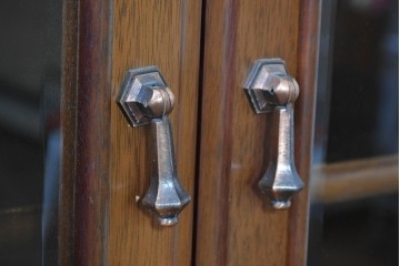 中古　美品　希少な廃番品　maruni(マルニ木工)　地中海ロイヤルシリーズ(ROYAL)　ゴールドの取手と面取り加工が上品なサイドボード　定価約30万円　(R-086342)